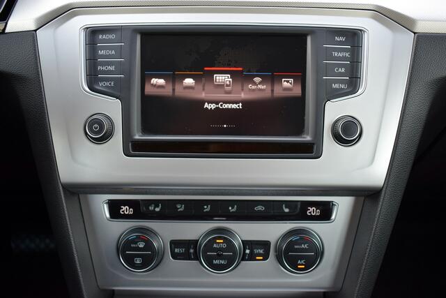 Volkswagen PASSAT Variant 1.4 TSI Automaat Connected Series Plus ECC | Carplay | Sportstoelen | Afn. Trekhaak | Adap. Cruise | Volledig Onderhouden!!