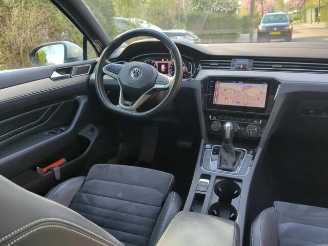 Volkswagen PASSAT Variant 1.5 TSI 150pk DSG Elegance Business R / Panoramadak / Virtual Cockpit / Elek. Achterklep / LED / Camera / 19" LMV