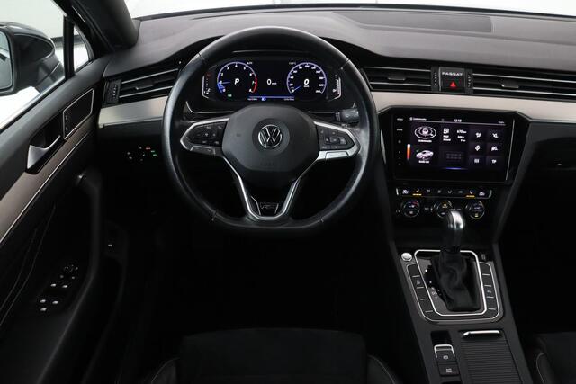 Volkswagen PASSAT 1.5 TSI R Line | Stoelverwarming | Matrix LED | Adaptive cruise | Carplay | Leder/Alcantara | Navigatie | Parkeerhulp