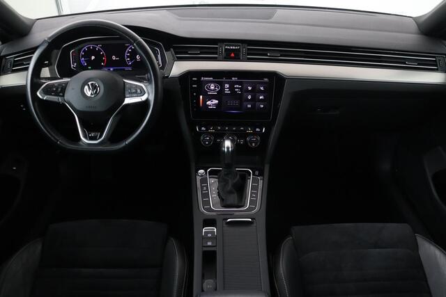 Volkswagen PASSAT 1.5 TSI R Line | Stoelverwarming | Matrix LED | Adaptive cruise | Carplay | Leder/Alcantara | Navigatie | Parkeerhulp