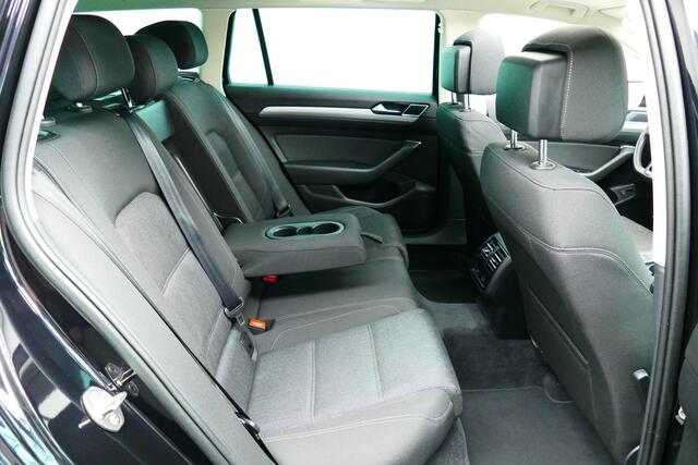 Volkswagen PASSAT Variant 1.4 TSI ACT Connected Series. Panodak, Adaptive Cruise, Navi, 19"LMV, Haak 1600kg