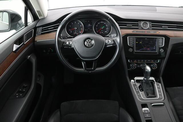 Volkswagen PASSAT 1.4 TSI TSI Highline | Stoelverwarming | Carplay | Trekhaak| Leder/Alcantara | Full LED | Navigatie | Adaptive cruise | Climate control