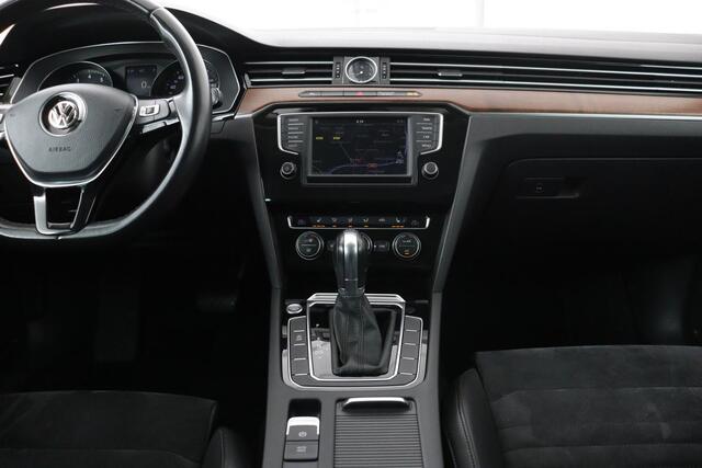 Volkswagen PASSAT 1.4 TSI TSI Highline | Stoelverwarming | Carplay | Trekhaak| Leder/Alcantara | Full LED | Navigatie | Adaptive cruise | Climate control
