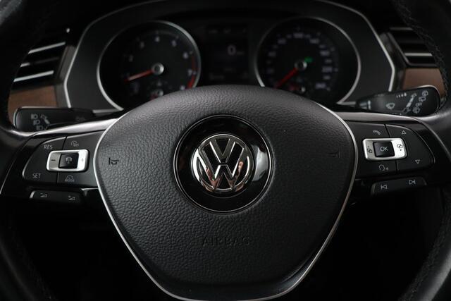 Volkswagen PASSAT 1.4 TSI TSI Highline | Stoelverwarming | Carplay | Trekhaak| Leder/Alcantara | Full LED | Navigatie | Adaptive cruise | Climate control