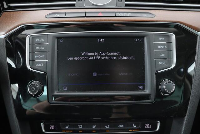 Volkswagen PASSAT 1.4 TSI TSI Highline | Stoelverwarming | Carplay | Trekhaak| Leder/Alcantara | Full LED | Navigatie | Adaptive cruise | Climate control