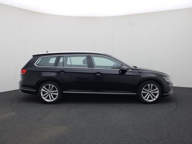 Volkswagen PASSAT Variant 1.5TSI/150PK Elegance DSG · Leder/Alcantara · Navigatie · Parkeersensoren