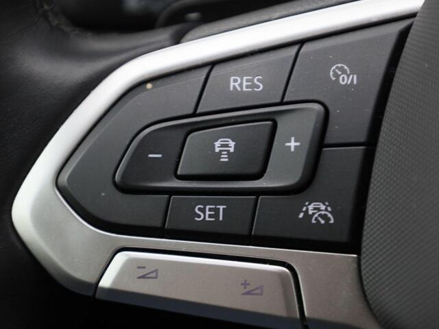 Volkswagen PASSAT Variant 1.5TSI/150PK Elegance DSG · Leder/Alcantara · Navigatie · Parkeersensoren