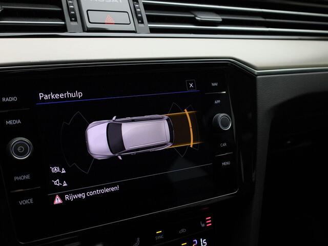 Volkswagen PASSAT Variant 1.5TSI/150PK Elegance DSG · Leder/Alcantara · Navigatie · Parkeersensoren