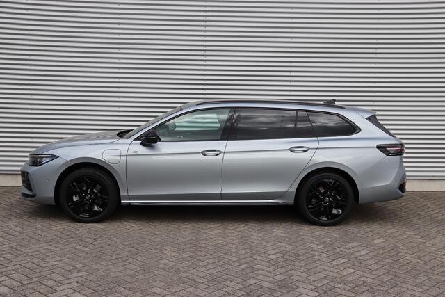 Volkswagen PASSAT Variant R-Line Business 1.5 eHybrid 150 kW / 204 pk DSG | Black Style | Trekhaak elektrisch wegklapbaar |