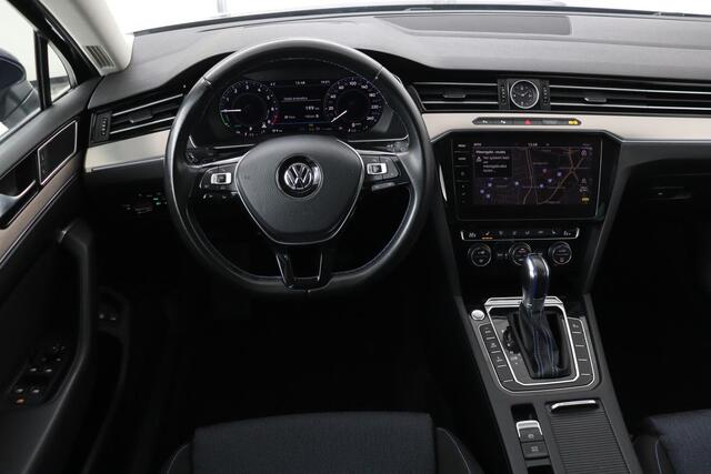 Volkswagen PASSAT 1.4 TSI PHEV GTE | Head-Up | Stoelverwarming | 360 camera | Trekhaak | Keyless | Carplay | Dynamic Chassis Control | Full LED | Massage | Navigatie | Active Info Display
