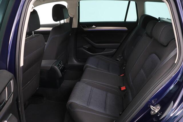 Volkswagen PASSAT 1.4 TSI PHEV GTE | Head-Up | Stoelverwarming | 360 camera | Trekhaak | Keyless | Carplay | Dynamic Chassis Control | Full LED | Massage | Navigatie | Active Info Display