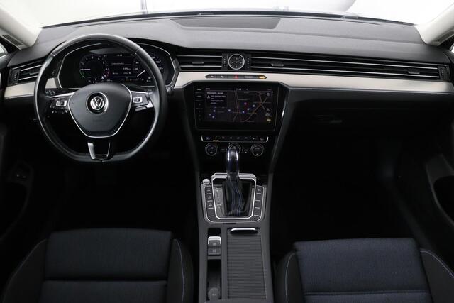 Volkswagen PASSAT 1.4 TSI PHEV GTE | Head-Up | Stoelverwarming | 360 camera | Trekhaak | Keyless | Carplay | Dynamic Chassis Control | Full LED | Massage | Navigatie | Active Info Display