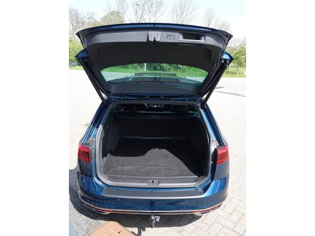 Volkswagen PASSAT Variant 1.5 TSI 150PK AUT Elegance R-LINE VOL LEER | PANO | TREKH. | LED | ACC | VIRTUAL