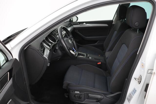 Volkswagen PASSAT 1.4 TSI PHEV GTE | Head-Up | Stoelverwarming | Camera | Adaptive cruise | Massage | Side Assist | Carplay | Matrix LED | Achterbankverwarming | Navigatie