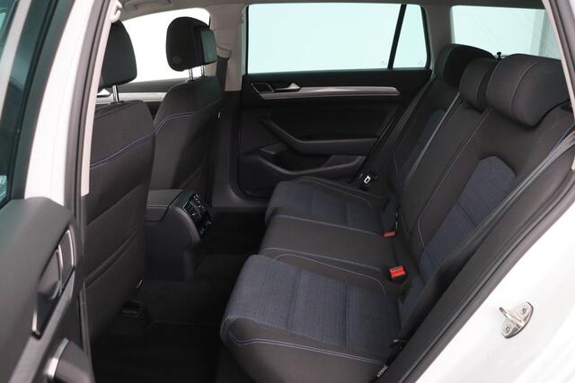 Volkswagen PASSAT 1.4 TSI PHEV GTE | Head-Up | Stoelverwarming | Camera | Adaptive cruise | Massage | Side Assist | Carplay | Matrix LED | Achterbankverwarming | Navigatie