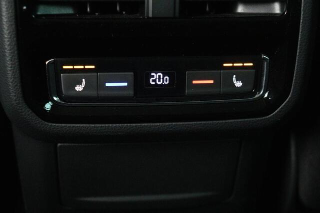 Volkswagen PASSAT 1.4 TSI PHEV GTE | Head-Up | Stoelverwarming | Camera | Adaptive cruise | Massage | Side Assist | Carplay | Matrix LED | Achterbankverwarming | Navigatie