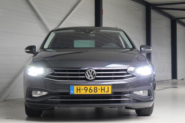 Volkswagen PASSAT Variant 1.5 TSI Comfort Business Navigatie | Camera | Trekhaak | Privacy glas
