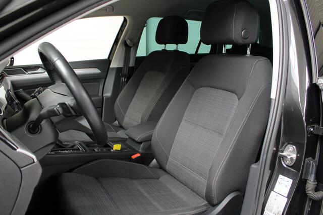 Volkswagen PASSAT Variant 1.5 TSI Comfort Business Navigatie | Camera | Trekhaak | Privacy glas