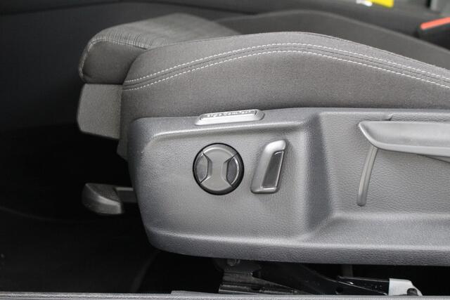 Volkswagen PASSAT Variant 1.5 TSI Comfort Business Navigatie | Camera | Trekhaak | Privacy glas