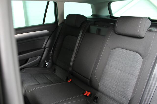 Volkswagen PASSAT Variant 1.5 TSI Comfort Business Navigatie | Camera | Trekhaak | Privacy glas