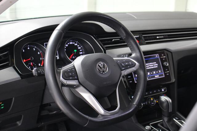Volkswagen PASSAT Variant 1.5 TSI Comfort Business Navigatie | Camera | Trekhaak | Privacy glas