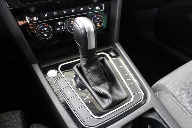 Volkswagen PASSAT Variant 1.5 TSI Comfort Business Navigatie | Camera | Trekhaak | Privacy glas