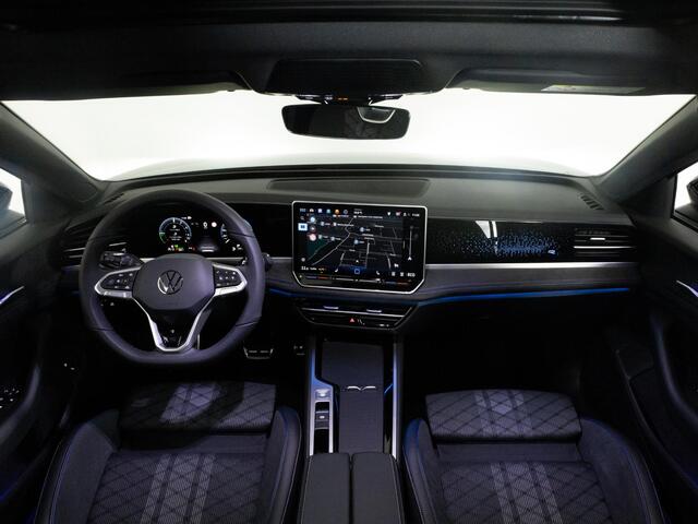 Volkswagen PASSAT Variant R-Line 1.5 eHybrid 272 PK Black Style | LED Matrix IQ | Trekhaak | Panoramadak | 360 camera | 19" velgen |