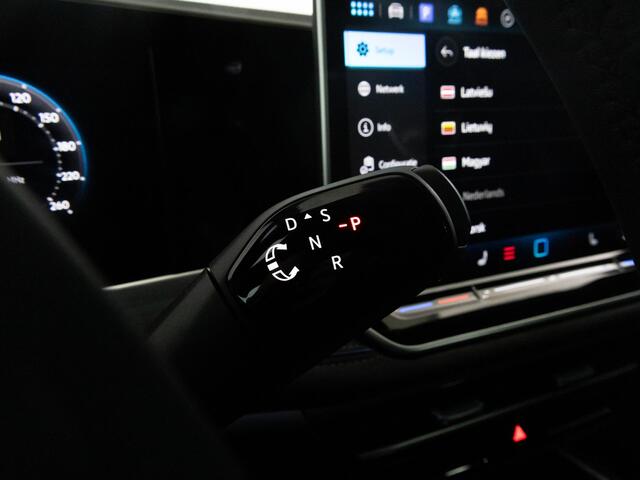 Volkswagen PASSAT Variant R-Line 1.5 eHybrid 272 PK Black Style | LED Matrix IQ | Trekhaak | Panoramadak | 360 camera | 19" velgen |
