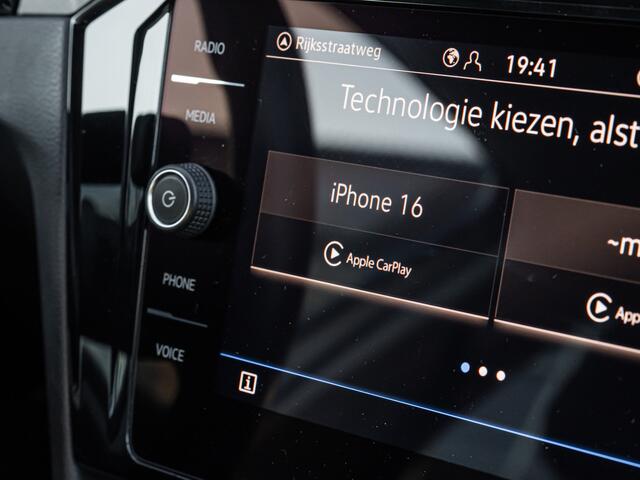 Volkswagen PASSAT Variant 1.5 TSI Business ORG NL TREKHAAK CAMERA VIRTUAL DASH APPLE CARPLAY