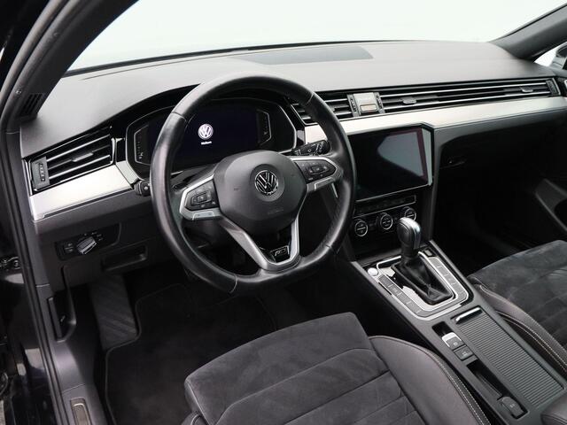 Volkswagen PASSAT Variant 1.5 TSi 150 Pk Automaat R-Line | Adaptive Cruise | CarPlay | Navigatie | Bluetooth | Parkeersensoren Achter | Stoelverwarming | 17 Inch | Trekhaak |