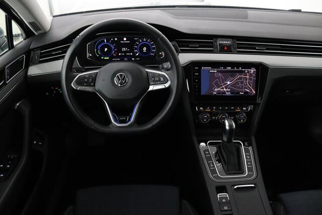 Volkswagen PASSAT 1.4 TSI PHEV GTE | Panoramadak | Stoelverwarming | Matrix LED | Carplay | Adaptive cruise | Navigatie | Camera | Side Assist | Climate control