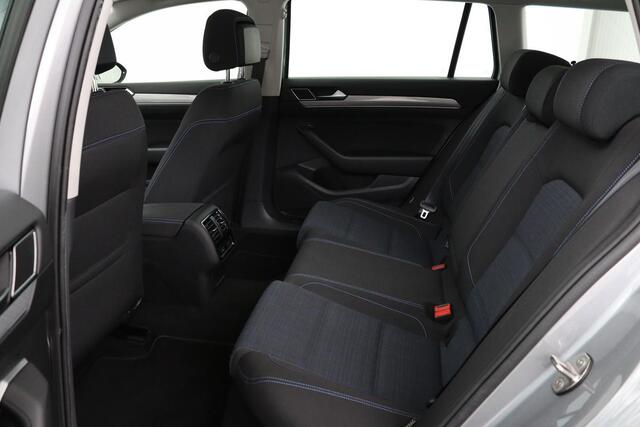 Volkswagen PASSAT 1.4 TSI PHEV GTE | Panoramadak | Stoelverwarming | Matrix LED | Carplay | Adaptive cruise | Navigatie | Camera | Side Assist | Climate control