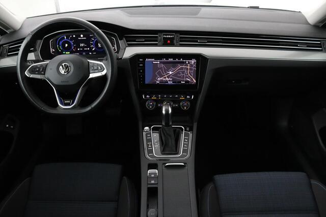 Volkswagen PASSAT 1.4 TSI PHEV GTE | Panoramadak | Stoelverwarming | Matrix LED | Carplay | Adaptive cruise | Navigatie | Camera | Side Assist | Climate control