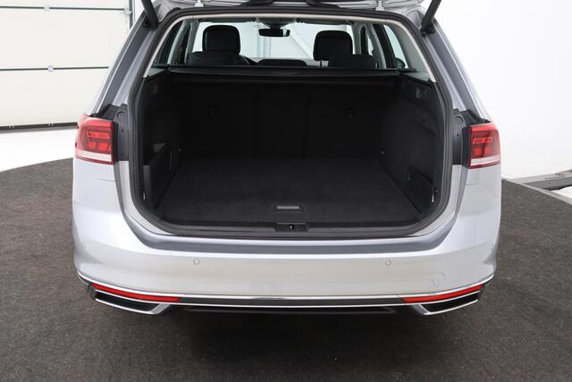 Volkswagen PASSAT 1.4 TSI PHEV GTE | Panoramadak | Stoelverwarming | Matrix LED | Carplay | Adaptive cruise | Navigatie | Camera | Side Assist | Climate control