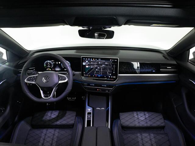 Volkswagen PASSAT Variant R-Line 1.5 eHybrid 272 PK | LED Matrix IQ | Panoramadak | Trekhaak | Achteruitrijcamera | 19 Inch Velgen |