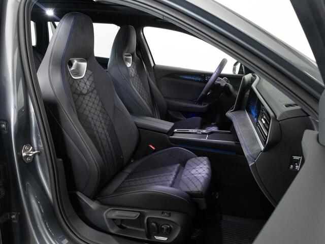 Volkswagen PASSAT Variant R-Line 1.5 eHybrid 272 PK | LED Matrix IQ | Panoramadak | Trekhaak | Achteruitrijcamera | 19 Inch Velgen |
