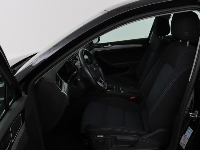 Volkswagen PASSAT 1.4 TSI PHEV GTE | Trekhaak | Stoelverwarming | Massage | Adaptive cruise | Carplay | Camera | Navigatie | Matrix LED | Virtual Cockpit