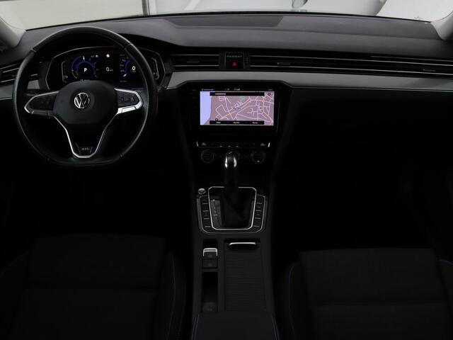 Volkswagen PASSAT 1.4 TSI PHEV GTE | Trekhaak | Stoelverwarming | Massage | Adaptive cruise | Carplay | Camera | Navigatie | Matrix LED | Virtual Cockpit