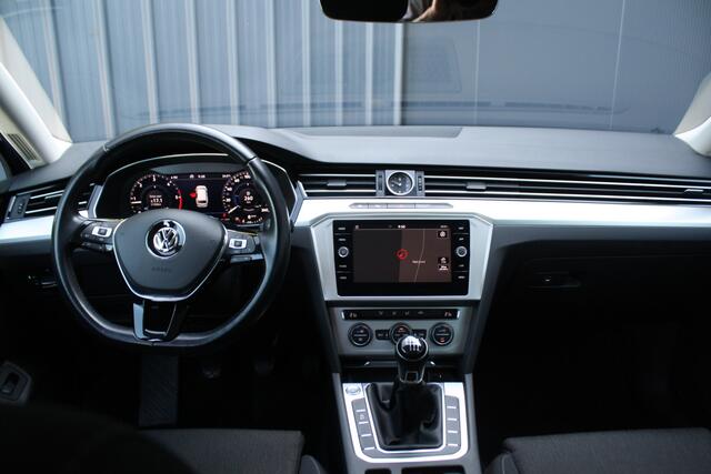 Volkswagen PASSAT Variant 2.0 TDI 150PK EURO 6 Highline - NAVIGATIE - CAMERA - VIRTUAL COCKPIT - TREKHAAK