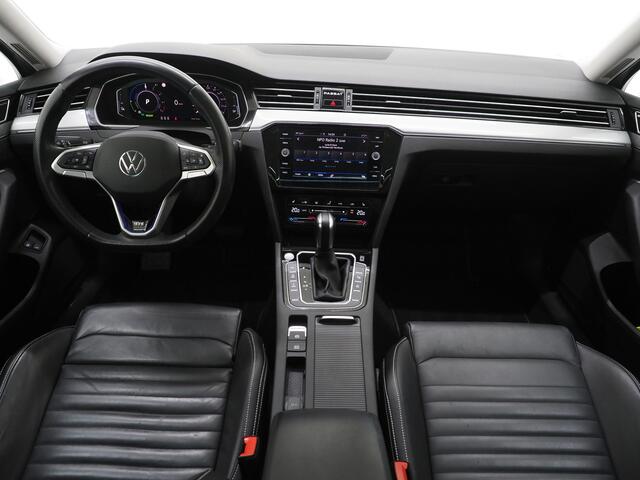Volkswagen PASSAT Variant 1.4 TSI PHEV GTE R-line | Panoramadak | Trekhaak | Dynaudio | 360 | Massage | Head Up | Adaptive