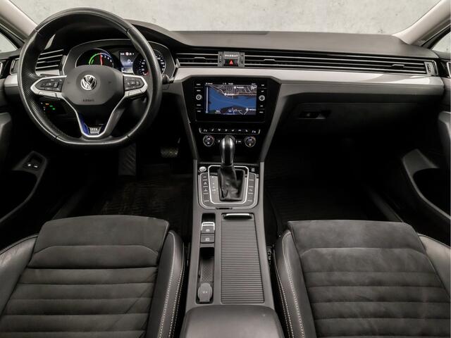 Volkswagen PASSAT Variant 1.4 TSI PHEV GTE Business 218Pk Automaat (DRAADLOOS APPLE CARPLAY, GROOT NAVI, CLIMATE, LEDER/ALCANTARA, TREKHAAK, STOELVERWARMING, CAMERA, ADAPTIVE CRUISE, KEYLESS, NIEUWSTAAT)