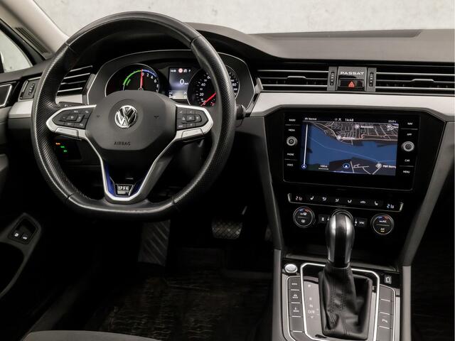 Volkswagen PASSAT Variant 1.4 TSI PHEV GTE Business 218Pk Automaat (DRAADLOOS APPLE CARPLAY, GROOT NAVI, CLIMATE, LEDER/ALCANTARA, TREKHAAK, STOELVERWARMING, CAMERA, ADAPTIVE CRUISE, KEYLESS, NIEUWSTAAT)