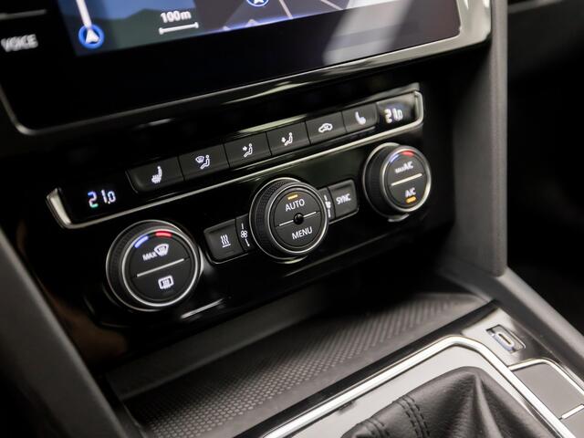 Volkswagen PASSAT Variant 1.4 TSI PHEV GTE Business 218Pk Automaat (DRAADLOOS APPLE CARPLAY, GROOT NAVI, CLIMATE, LEDER/ALCANTARA, TREKHAAK, STOELVERWARMING, CAMERA, ADAPTIVE CRUISE, KEYLESS, NIEUWSTAAT)
