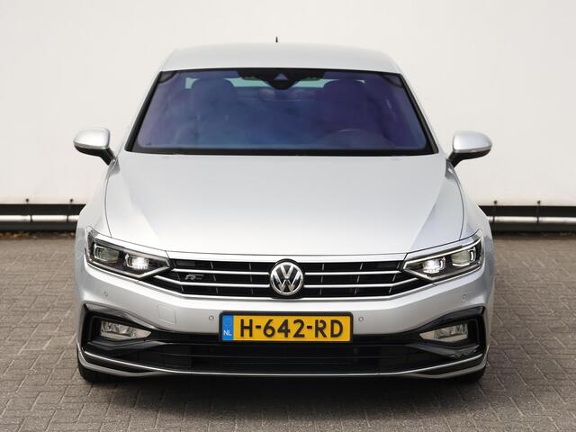 Volkswagen PASSAT 1.5 TSI R-Line 150PK DSG | Led Matrix | Trekhaak | Navigatie Pro | Digitaal dashboard | Camera