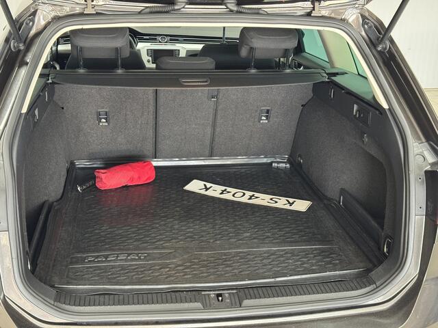 Volkswagen PASSAT Variant 2.0 TDI Connected Series/ D-Riem Verv. 197.000KM!/ Open-Pano Dak!/ Virtual Cockpit/ Trekhaak/ LED Koplampen/ Keyless GO/ DAB+/ Apple+Android/ Clima/ Navi/ Cruise/ Bluetooth/ Multi.LEDER.Stuur/ Elek.Pakket/ Isofix/ PDC