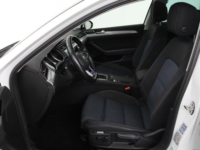 Volkswagen PASSAT Variant 1.4 TSI PHEV GTE Business | Panoramadak | Massage | Stoelverwarming | Adaptive cruise | Camera | Elektrische achterklep