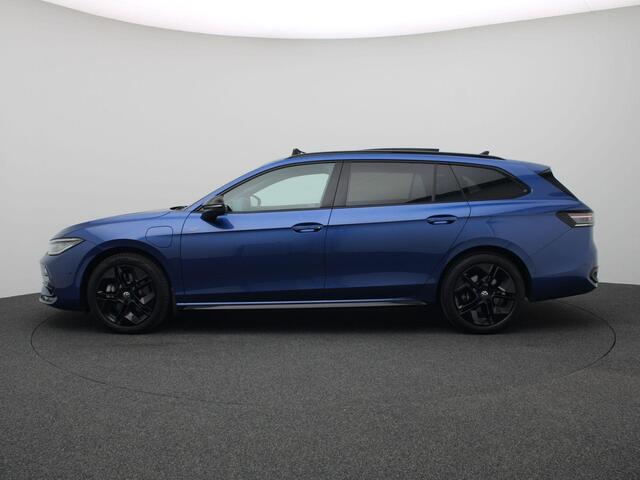 Volkswagen PASSAT Variant 1.5 eHybrid R-Line Edition 272PK DSG black style, matrix led, trekhaak, 360gr. camera, panorma dak, head-up display, adaptive cruise, side assist, stoelverwarming voor & achter, stuurwielverwarming, 18" lichtmetaal