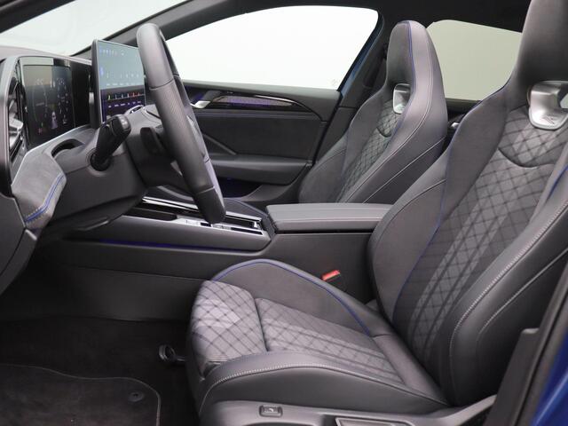 Volkswagen PASSAT Variant 1.5 eHybrid R-Line Edition 272PK DSG black style, matrix led, trekhaak, 360gr. camera, panorma dak, head-up display, adaptive cruise, side assist, stoelverwarming voor & achter, stuurwielverwarming, 18" lichtmetaal