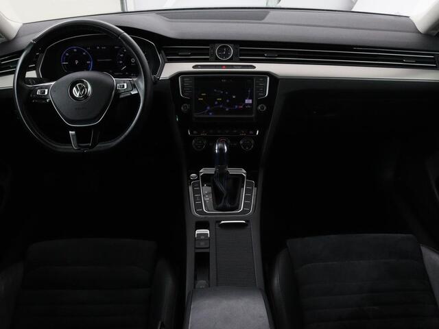 Volkswagen PASSAT 1.4 TSI GTE | Panoramadak | Stoelverwarming | Trekhaak | Adaptive cruise | Camera | Carplay | Leder/Alcantara | Full LED | Virtual Cockpit