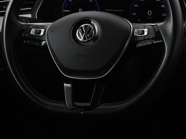 Volkswagen PASSAT 1.4 TSI GTE | Panoramadak | Stoelverwarming | Trekhaak | Adaptive cruise | Camera | Carplay | Leder/Alcantara | Full LED | Virtual Cockpit